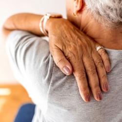 OSTEOPOROZA - SIMPTOMI, UZROCI I LEČENJE